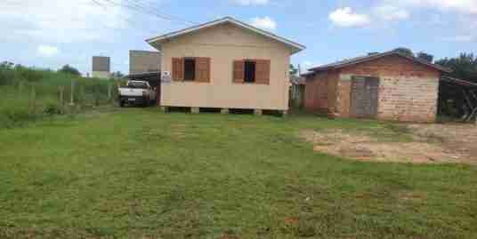 Casa Madeira (072) Sala,Cosinha,2 quartos,área de serviço,banheiro,garagem,churrasqueira.