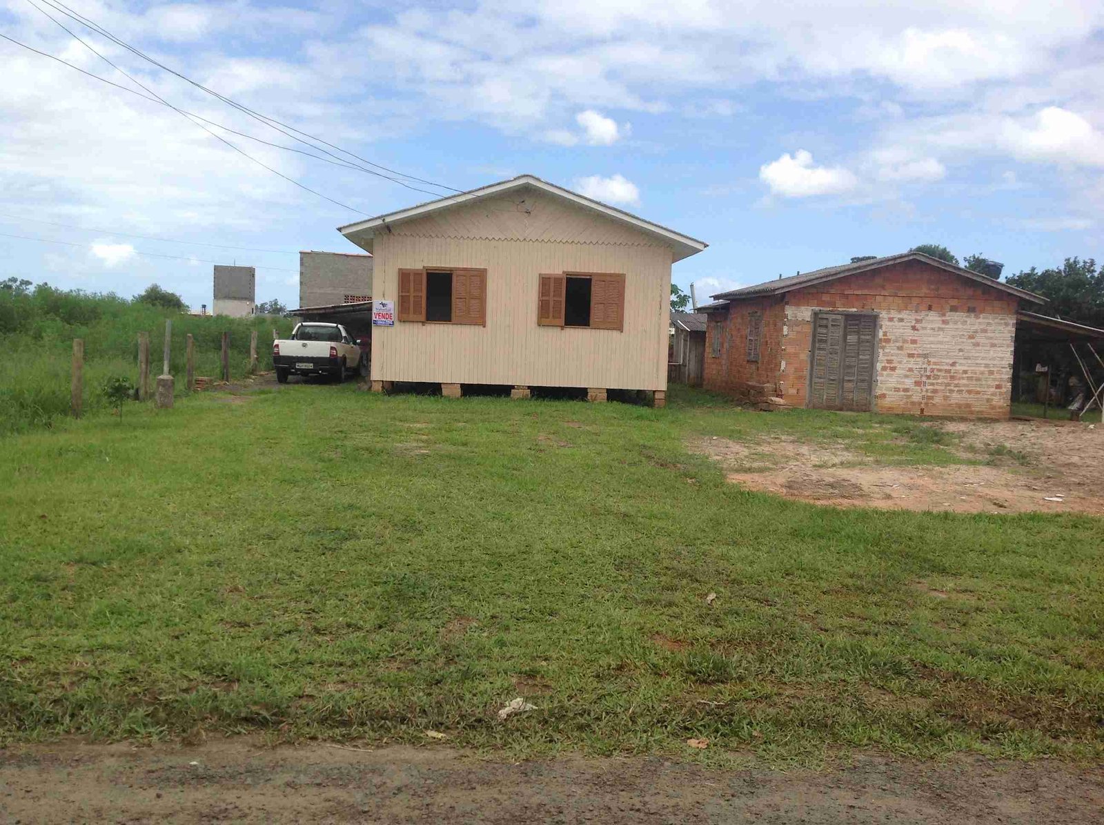 Casa Madeira (072) Sala,Cosinha,2 quartos,área de serviço,banheiro,garagem,churrasqueira.