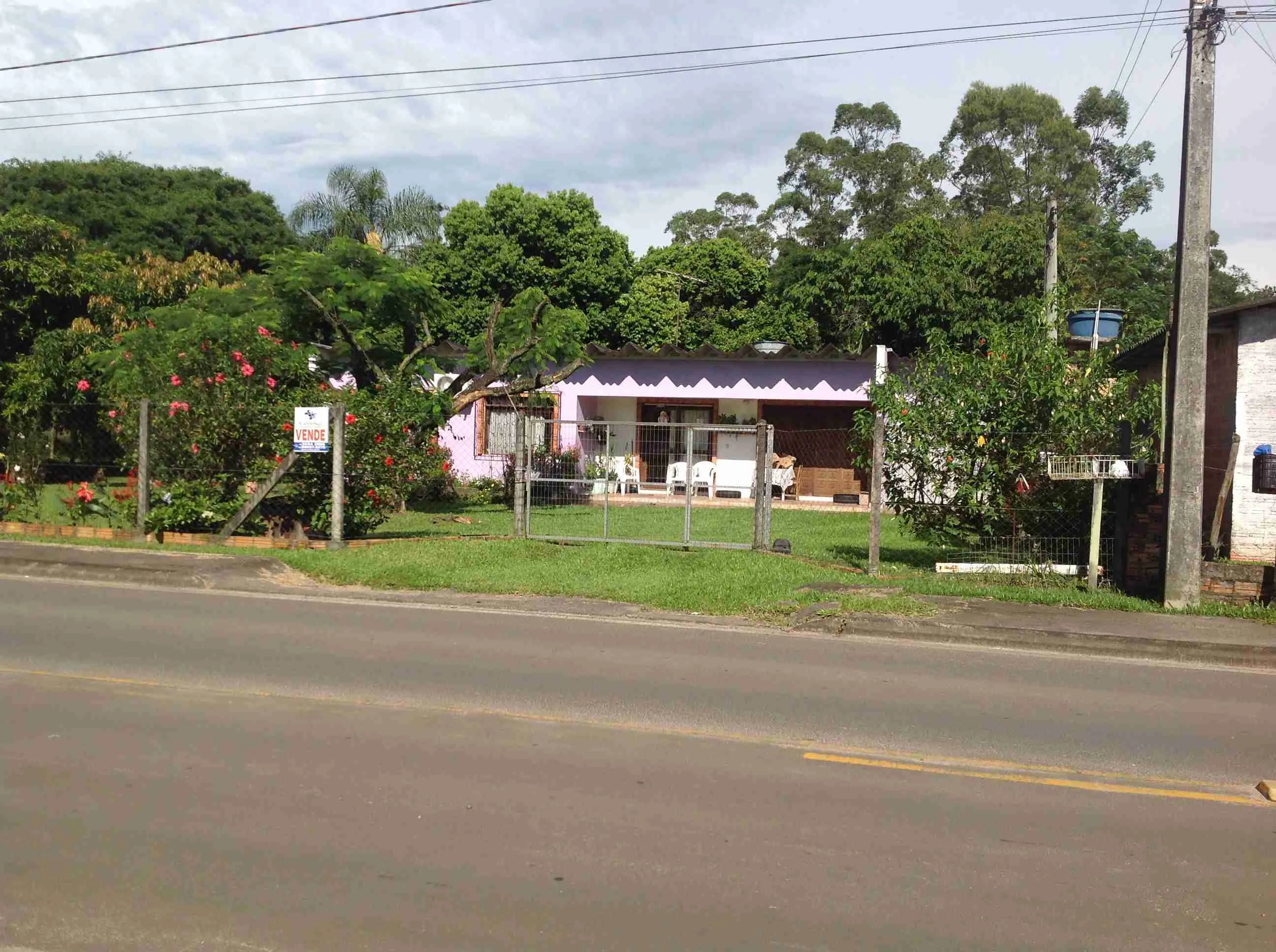 Casa material (67)Terreno 900m2,casa: 3 quartos,sala,cosinha,garagem para 2 carros,churrasqueira,area serviço.