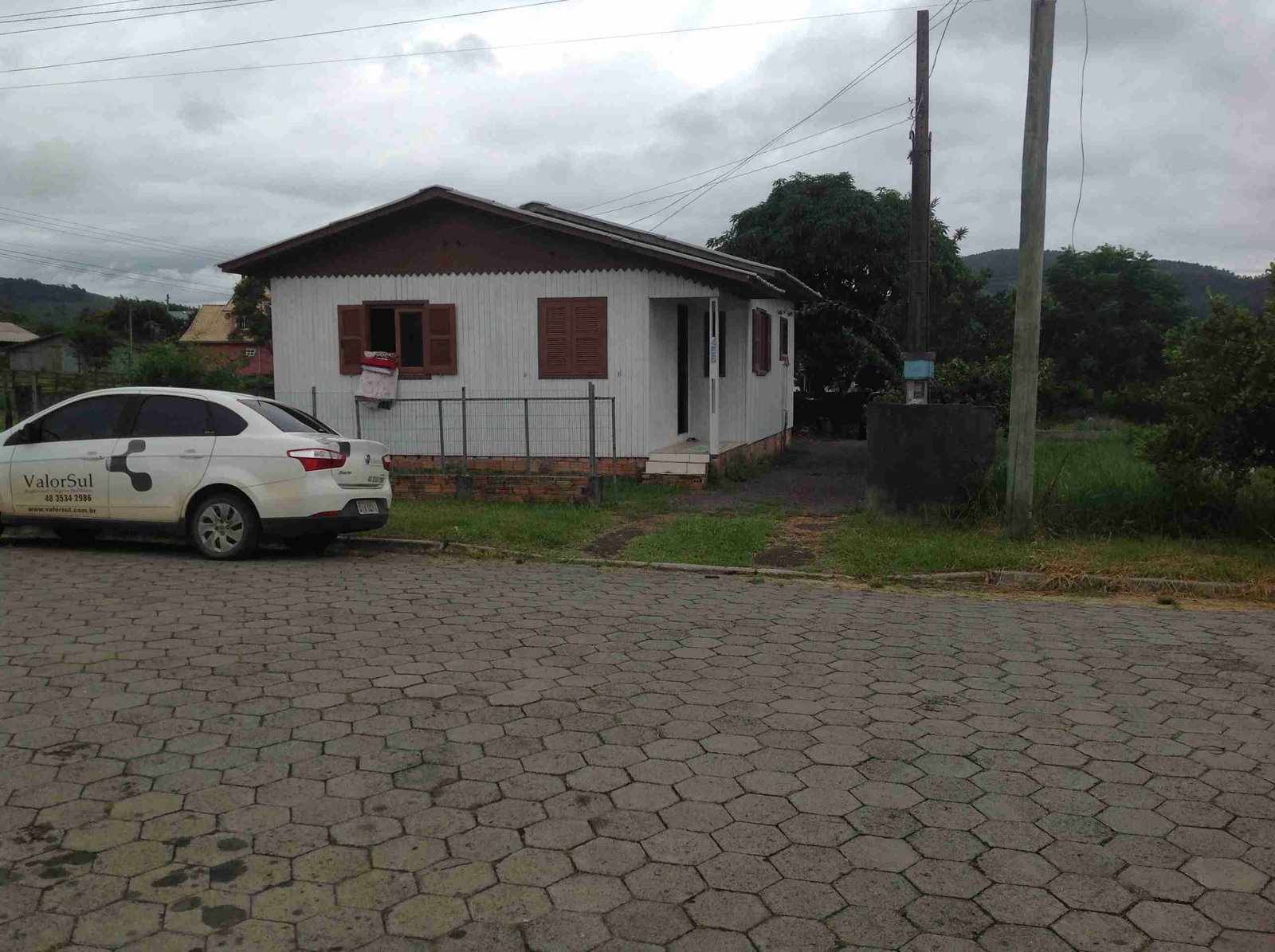 Casa Madeira (096) 3quartos,sala,cosinha,banheiro,área de serviço c/ fogão a lenha ,garagem,terreno 12×30