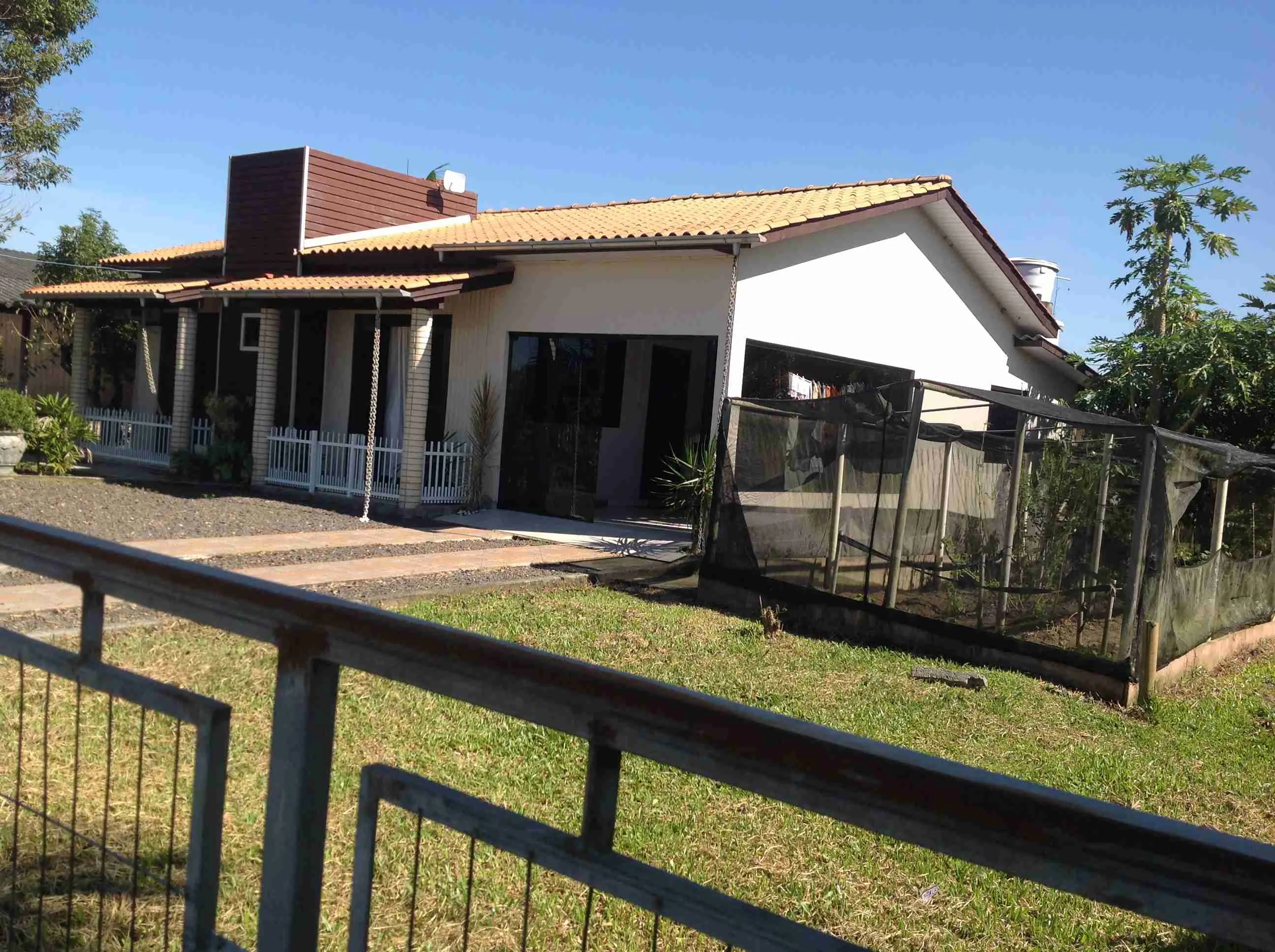 Sítio,(098)frente BR101 restaurante Rota do Sol restaurante Panela deFérro,1,3 há,casa 100m2,2quartos,sala,banheiro,cozinha ampla parte de traz,com fogão a lenha,visão fundos do terreno p/o açude e estruturas p/criação aves,suínos,bovínos etc.açude lindo p/ Peixes