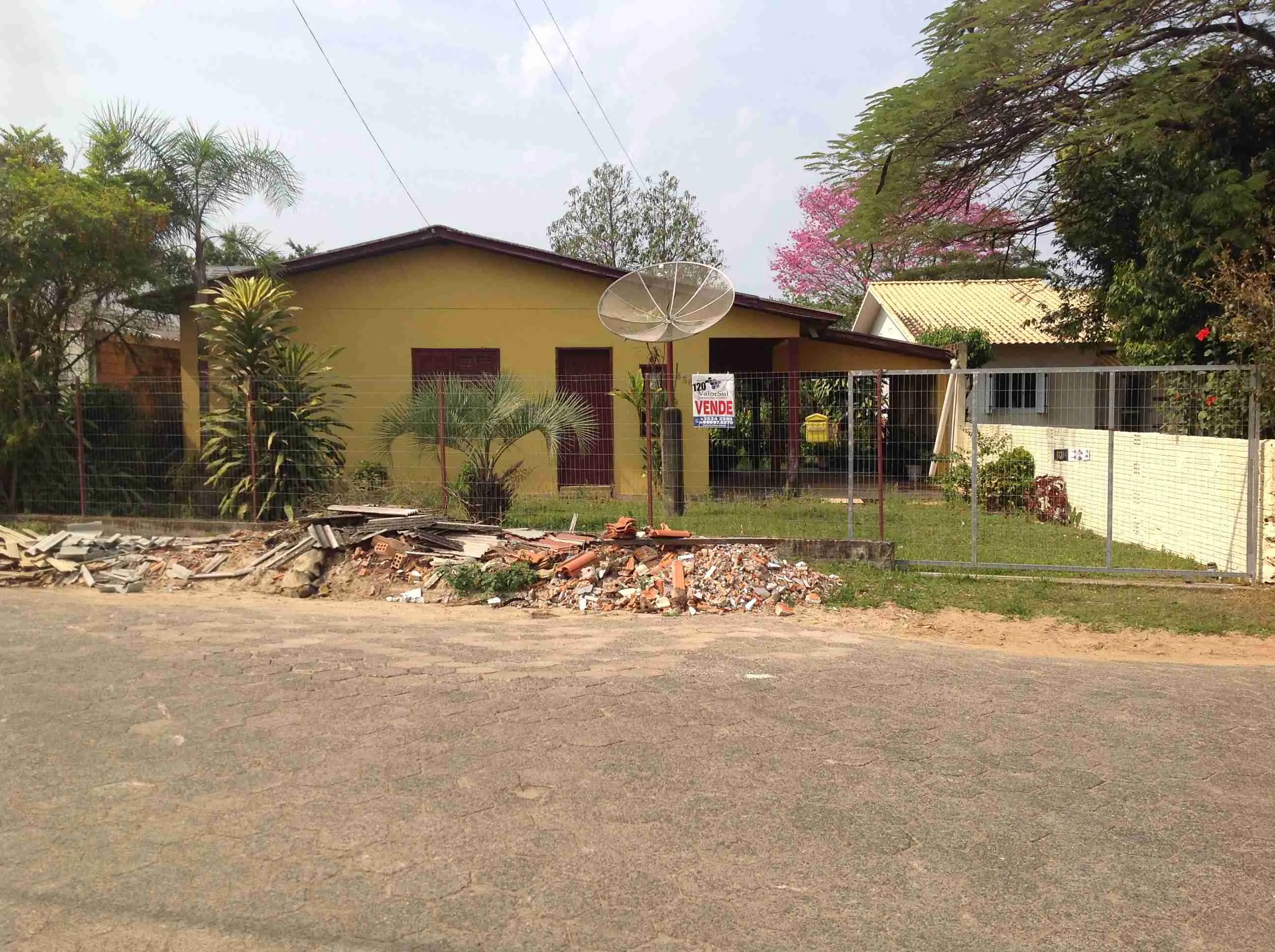 Imóvel (120 ) 01 casa alvenaria 82,07m2, 2 quartos,sala, cozinha,garagem,banheiro,área serviço,terreno 502,31 m2 ,próximo à Avenida Damazio Peres.