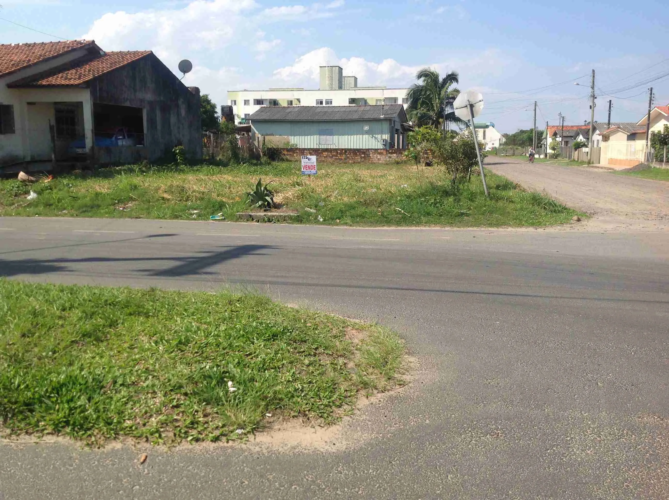 Imóvel (125)Lote 12×25: 325m2,localização esquina avenida,ótimo p/ comércio
