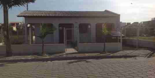 Imóvel (124) 01 casa alvenaria,02 dormitórios,sala, cozinha,banheiro,garagem fechada c/ churrasqueira,imobilhada,toda sercada,lote 12×24, escriturada, averbada,á três quadras da Praia,casa 120 m2.
