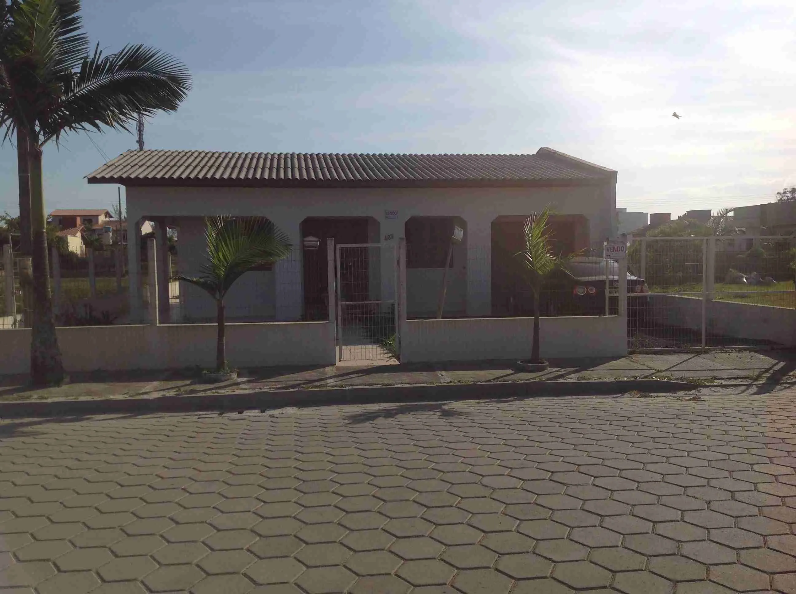 Imóvel (124) 01 casa alvenaria,02 dormitórios,sala, cozinha,banheiro,garagem fechada c/ churrasqueira,imobilhada,toda sercada,lote 12×24, escriturada, averbada,á três quadras da Praia,casa 120 m2.