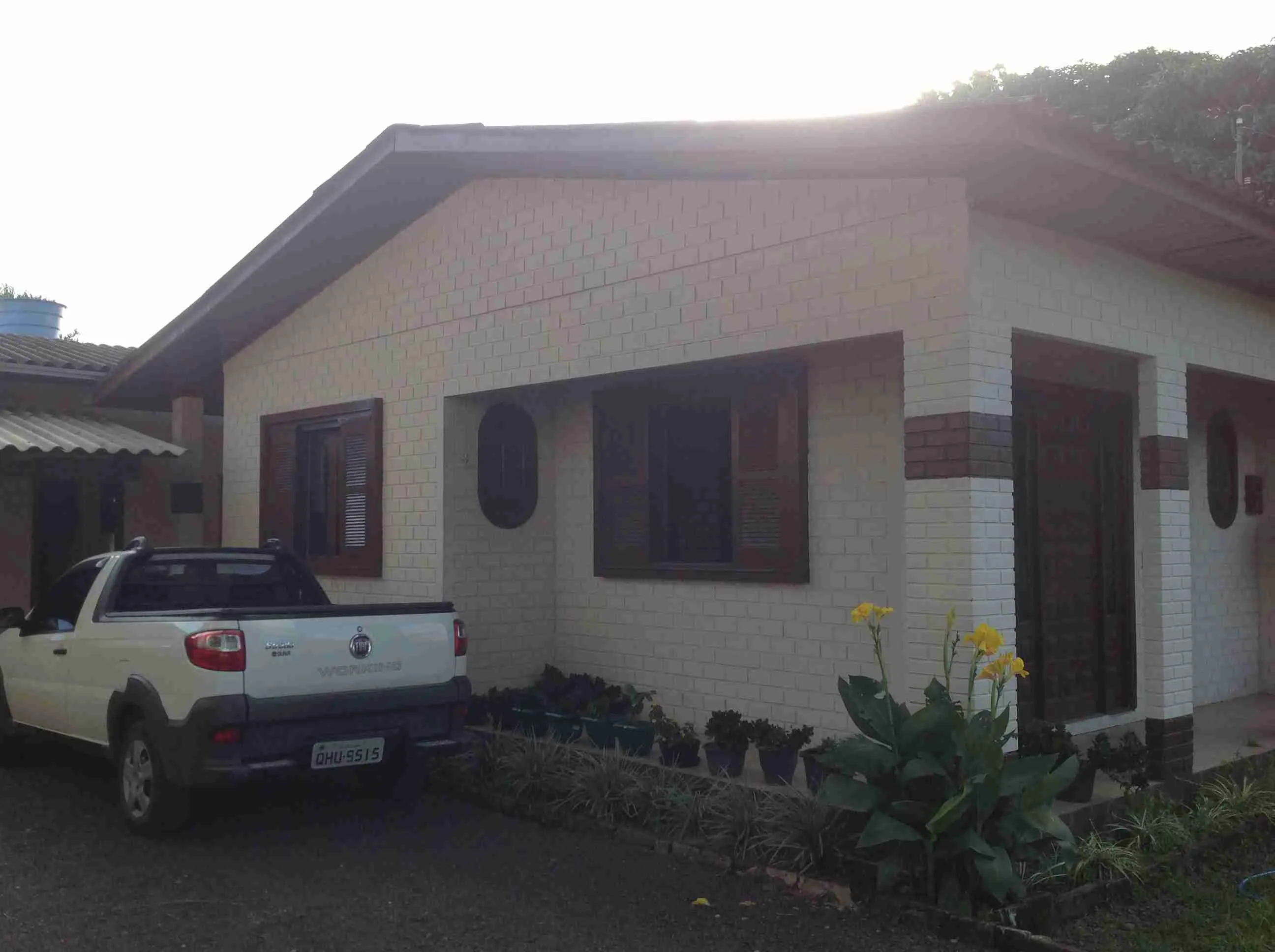 Imóvel (138) 01 casa material 3 dormitórios,sala janta,sala cozinha,banheiro,garagem,churrasqueira,fundos edícula c/ cozinha campeira,fogão a lenha,dormitório,banheiro,Lote 28×50 todo sercado,diversas árvores frutíferas,distante 250 metros
